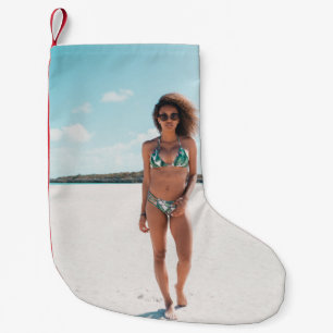 Petite Chaussette De Noël Femme en bikini debout sur le sable