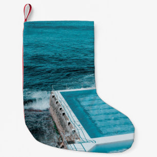 Petite Chaussette De Noël La piscine près de la mer