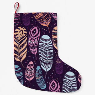 Petite Chaussette De Noël Les plumes ethniques sont des motifs sans couture.