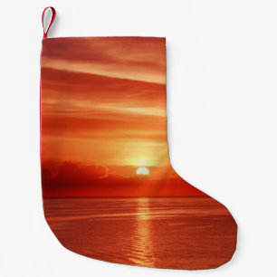 Petite Chaussette De Noël Lever de soleil coloré en mer, nuages spectaculair