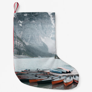 PETITE CHAUSSETTE DE NOËL MONTAGNE NOIRE COUVERTE DE NEIGE SOUS LE CIEL GRIS