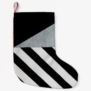 Petite Chaussette De Noël Peinture rayée blanche et noire sur le mur
