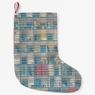 PETITE CHAUSSETTE DE NOËL PERSONNES À L'INTÉRIEUR DU BÂTIMENT