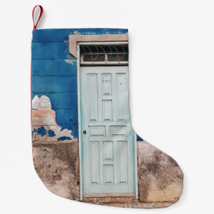 PETITE CHAUSSETTE DE NOËL PHOTO DE BÂTIMENT AVEC PORTE EN BOIS BLANC