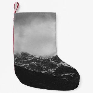 PETITE CHAUSSETTE DE NOËL PHOTO GRAYSCALE DE LA MONTAGNE COUVERTE DE NEIGE