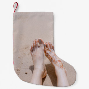 Petite Chaussette De Noël Photographie de focalisation sélective des pieds a