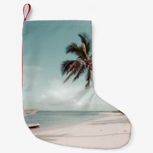 Petite Chaussette De Noël Plage à côté du cocotier