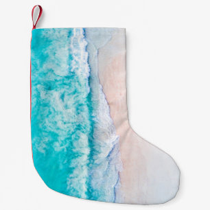 Petite Chaussette De Noël Plage d'océan, beau paysage, thème de voyage.