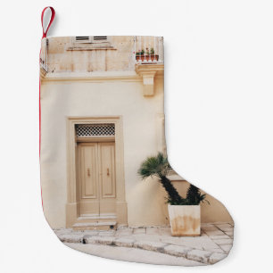 Petite Chaussette De Noël Plante Potter près de maison en béton