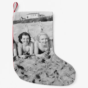 Petite Chaussette De Noël Portrait of five young women lying on the beach an