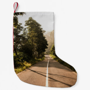 Petite Chaussette De Noël Route en béton gris le matin