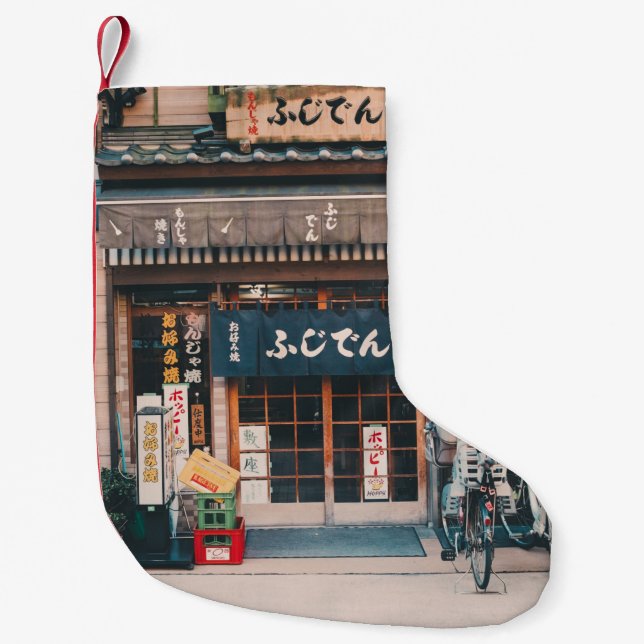PETITE CHAUSSETTE DE NOËL TROIS BICYCLETTES PARKÉES DEVANT L'ÉDIFICE (Devant)
