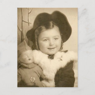 petite fille avec carte postale