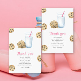 Petite fille de gâteau d'anniversaire merci