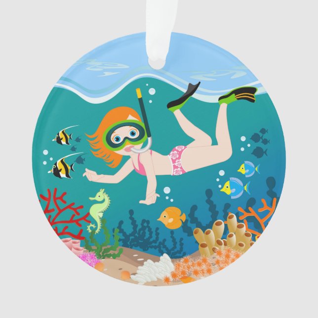 Petite fille en snorkeling sous la mer (devant)