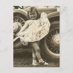 petite fille en voiture avec carte postale