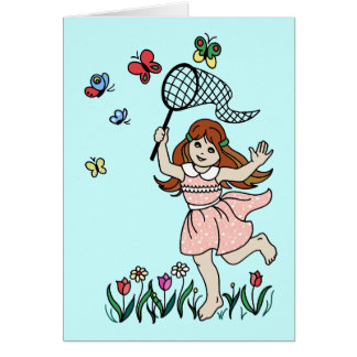 Petite fille nu-pieds dans le filet de parc et de
