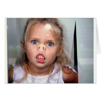 Petite fille pressant son nez contre la fenêtre