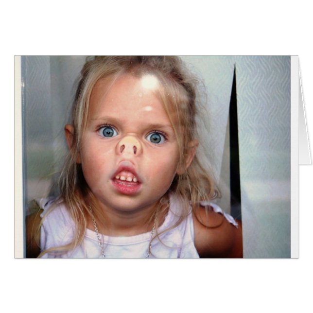 Petite fille pressant son nez contre la fenêtre (Devant horizontal)