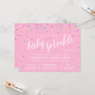 Petite fille rose saupoudrer les invitations
