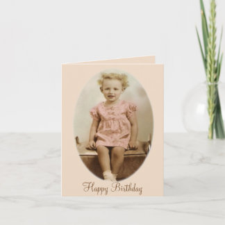Petite fille vintage dans la carte d'anniversaire