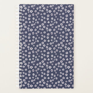 Petites fleurs blanches sur un bandeau bleu