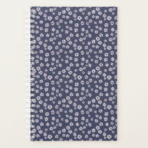 Petites fleurs blanches sur un planificateur bleu