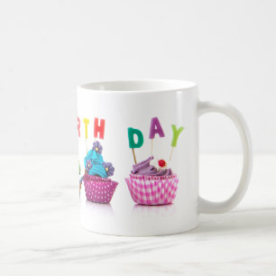 Petits gâteaux de joyeux anniversaire - tasse de