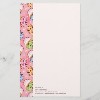 Petits gâteaux et papeterie délicieux de baisers