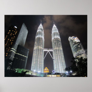 Petronas Türme in der nächtlichen Printwerbung Poster