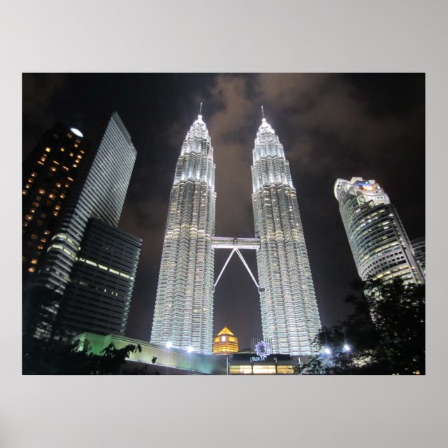 Petronas Türme in der nächtlichen Printwerbung Poster (Vorne)