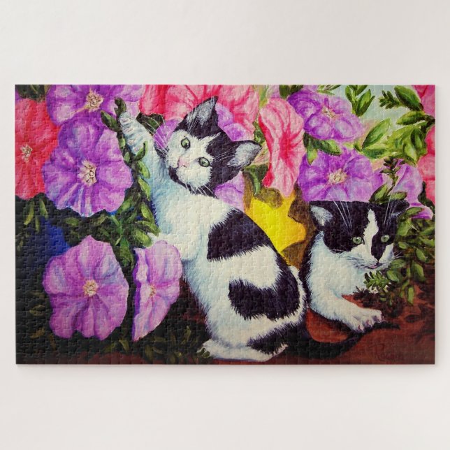 Petunien und Kätzchen/Katzen im Garten spielen Blu (Horizontal)
