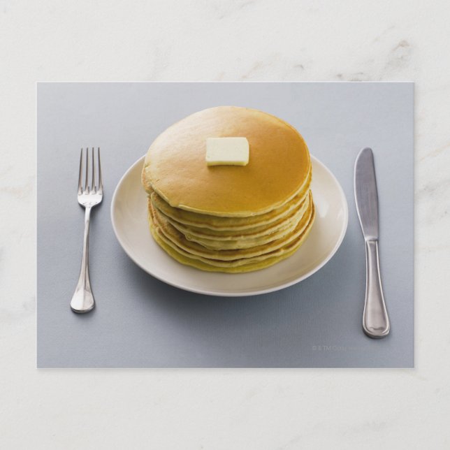Pfannkuchen mit Butter auf einem Teller Postkarte (Vorderseite)