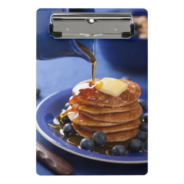 Pfannkuchen mit Sirup und Blaubeere Mini Klemmbrett (Vorderseite)