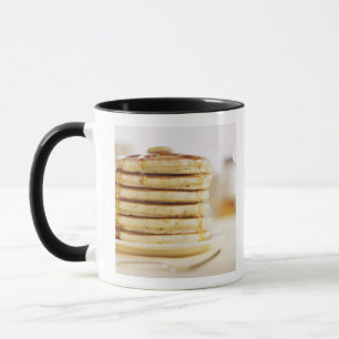 Pfannkuchen und schmelzender Ahornsirup Tasse