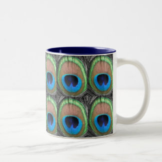 Pfau-Augen deckten Tasse mit Ziegeln