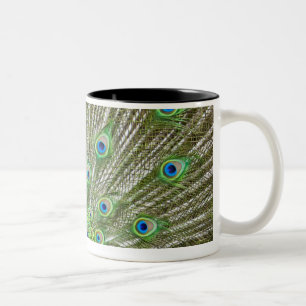 Pfau, der seine Federn zeigt Zweifarbige Tasse