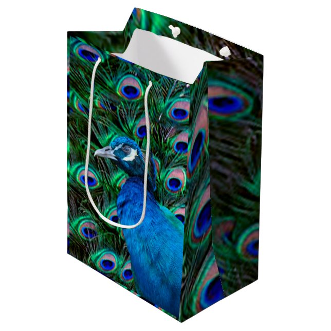 Pfau und Feder Mittlere Geschenktüte (Vorderseite Schrägansicht)