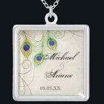 Pfau versieht n-Wirbels-Wedding oder Jahrestag mit Versilberte Kette<br><div class="desc">Dieses ist eine zeitgenössische,  hoch entwickelte stilisierte Entwurfsaufmachung,  übergibt watercolored Pfaufedern,  auf einem handgemalten Spitze- und Pergamenthintergrund. SIE KONNTEN AUCH GENIESSEN: SCHLIESSEN SIE SAMMLUNG AN AB: http://www.zazzle.com/audreyjeanne/gifts?cg=196290129138184832-EINLADUNGEN: 



 



 UAWG-WARTEkarte: 



 EMPFANG: 



 VERZIERUNGEN: 



 BRAUTschmuck,  HALSKETTE: 



 IPAD: 



 IPHONE FALL:</div>