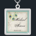 Pfau versieht n-Wirbels-Wedding oder Jahrestag mit Versilberte Kette<br><div class="desc">Dieses ist eine zeitgenössische,  hoch entwickelte stilisierte Entwurfsaufmachung,  übergibt watercolored Pfaufedern,  auf einem handgemalten Spitze- und Pergamenthintergrund. SIE KONNTEN AUCH GENIESSEN: SCHLIESSEN SIE SAMMLUNG AN AB: http://www.zazzle.com/audreyjeanne/gifts?cg=196290129138184832-EINLADUNGEN: 



 



 UAWG-WARTEkarte: 



 EMPFANG: 



 VERZIERUNGEN: 



 BRAUTschmuck,  HALSKETTE: 



 IPAD: 



 IPHONE FALL:</div>