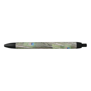 Pfau versieht Stift mit Federn