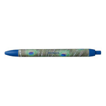 Pfau versieht Stift mit Federn