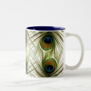 Pfau versieht Tasse mit Federn