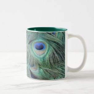 Pfau versieht Tasse mit Federn