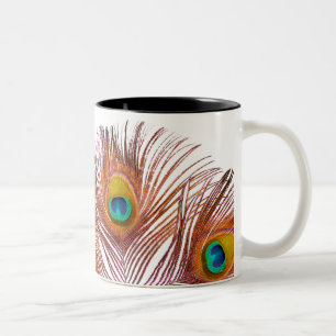 Pfau versieht Tasse mit Federn