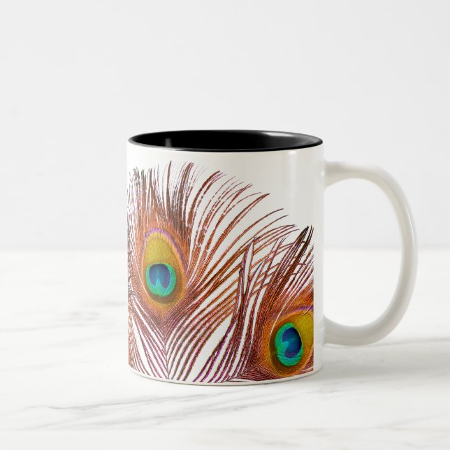 Pfau versieht Tasse mit Federn (Rechts)