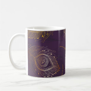 Pfauenfeder aus Gold, violetter Hintergrund. Kaffeetasse