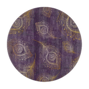 Pfauenfeder aus Gold, violetter Hintergrund. Schneidebrett