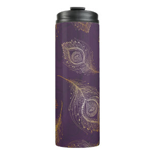 Pfauenfeder aus Gold, violetter Hintergrund. Thermosbecher