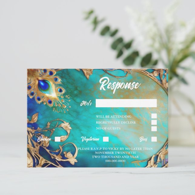 Pfauenfeder mit blauem goldgelbem Hintergrund RSVP Karte (Stehend Vorderseite)